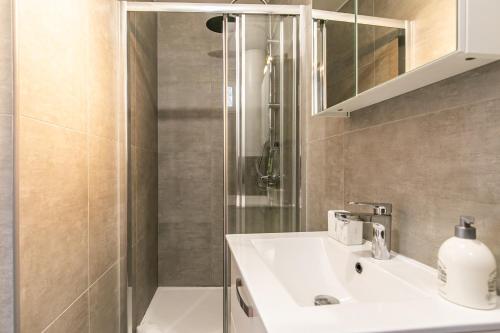 uma casa de banho com um lavatório e um chuveiro em MBA Splendide Appart - Diderot 1 - Proche de Nation em Montreuil