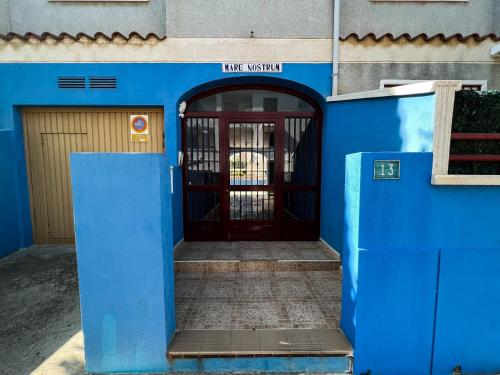 a blue entrance to a building with a door at Espacio ideal en la Playa in Oropesa del Mar