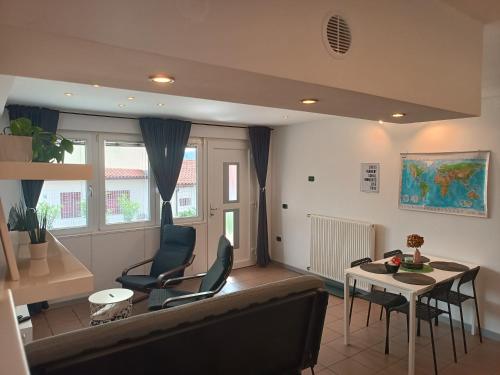 ein Wohnzimmer mit einem Sofa und einem Tisch in der Unterkunft Apartma 31 in Nova Gorica
