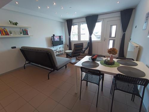 - un salon avec une table à manger et des chaises dans l'établissement Apartma 31, à Nova Gorica