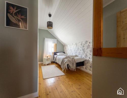 ein Schlafzimmer mit einem Bett im Dachgeschoss in der Unterkunft Rustic Villa in Central Piteå in Piteå