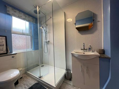 ein Bad mit einer Glasdusche und einem Waschbecken in der Unterkunft Russell House in Liverpool