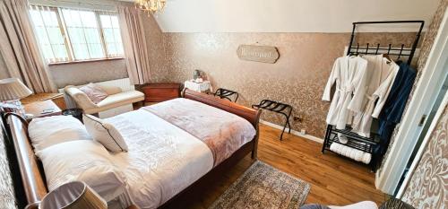 um quarto com uma cama, uma cadeira e um sofá em Drumhirk House em Newtownards