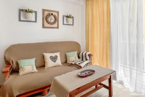a living room with a couch and a table at Azul Cómodo, bonito y céntrico in Calpe