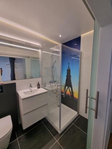 a bathroom with a shower and a sink and a toilet at LITTLE SKYSUITE Terrassenhaus W 94 in Cuxhaven