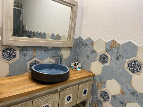 ein Badezimmer mit Waschbecken und Spiegel in der Unterkunft Adacan Hotel Alaçatı in Alacati