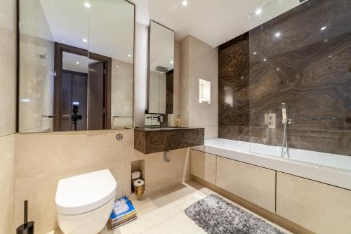 ロンドンにあるStylish 2-BR ground floor apt in Chelseaのバスルーム(トイレ、洗面台、鏡付)