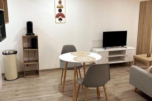 Телевизор и/или развлекательный центр в Appartement loft terracotta