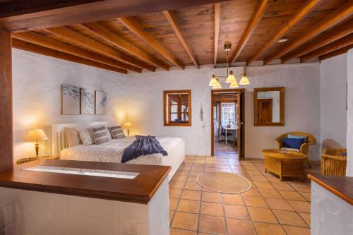 a bedroom with a bed and a kitchen in a room at Casa El Barranco in Los Valles