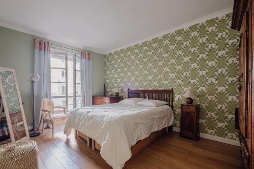 une chambre avec un lit et un mur végétal dans l'établissement Veeve - Amber Blush, à Paris