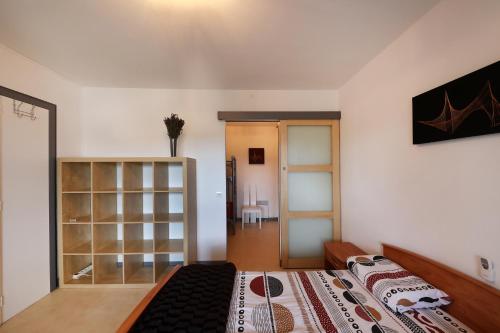 une chambre avec un lit dans une pièce dans l'établissement Les Xettes - Appartement vue montagne, à Gérardmer