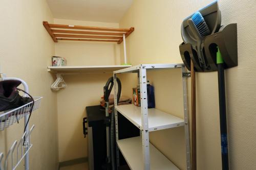 une pièce avec une étagère et un ventilateur sur un mur dans l'établissement Les Xettes - Appartement vue montagne, à Gérardmer