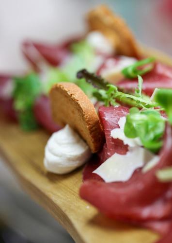 ホテルの敷地内または近くでの食事または食べ物