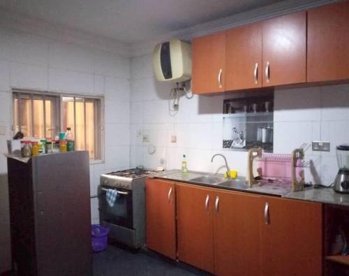 uma cozinha com um lavatório e um fogão forno superior em 1-bedroom apartment in dolphin em Lagos