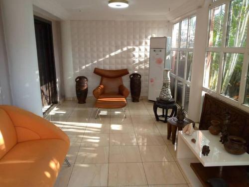 uma sala de estar com um sofá e alguns vasos em 1-bedroom apartment in dolphin em Lagos