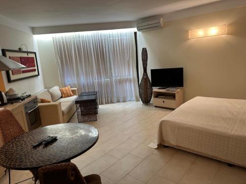 een hotelkamer met een bed, een tafel en een bank bij Oazis VIP Club in Sunny Beach