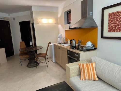 een woonkamer met een bank en een keuken bij Oazis VIP Club in Sunny Beach