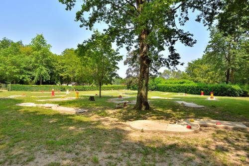 Ein Garten an der Unterkunft Camping Etang de la Vallée