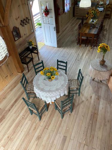 a dining room with a table and chairs with flowers on it at Casarão Biazolli in Farroupilha
