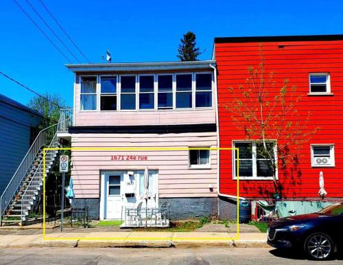 un bâtiment rouge et blanc avec un rouge dans l'établissement WOW - Loft Vieux-Limoilou à proximité Vieux-QC!, à Québec