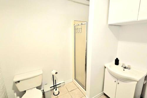La salle de bains est pourvue de toilettes et d'un lavabo. dans l'établissement WOW - Loft Vieux-Limoilou à proximité Vieux-QC!, à Québec