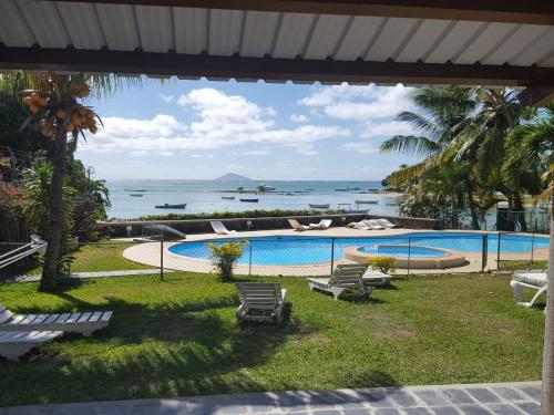 einen Pool mit Meerblick in der Unterkunft Relax in Mauritius - Private villa with family & friends! - by feelluxuryholiday in Grand-Gaube