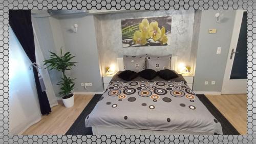 a bedroom with a large bed with pillows at Vi’studio in Sibiu