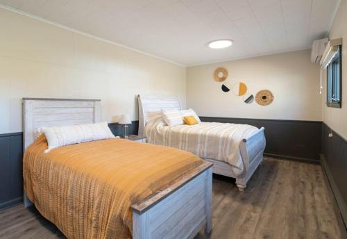 1 dormitorio con 2 camas en una habitación en Private Villa in Pocono Mountains, en Sybertsville