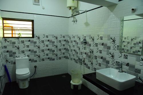 y baño con aseo y lavamanos. en Coffee Tranquil Homestay - Private Water Falls & Premium Experience, en Chikmagalur