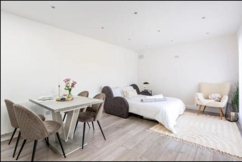 een slaapkamer met een bed en een tafel en stoelen bij Guest house in Dublin in Cluain Aodha