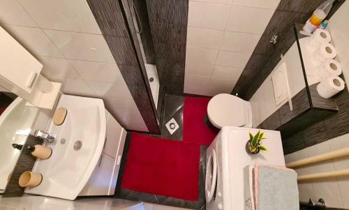 uma casa de banho com um WC branco e um lavatório. em Apartman CENTAR em Zenica