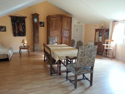 a dining room with a table and chairs at De couleurs et d'eau fraîche in Navarrenx