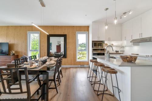 a kitchen and dining room with a table and chairs at Spacieux condo 3CH à proximité du Vieux-Québec WoW! in Quebec City