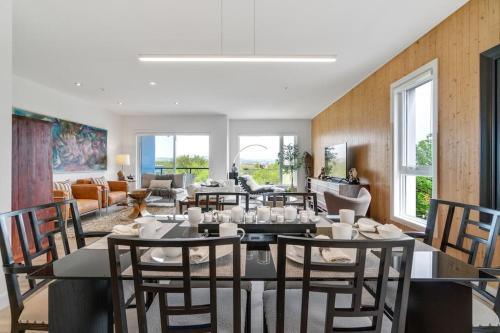 a living room with a dining table and chairs at Spacieux condo 3CH à proximité du Vieux-Québec WoW! in Quebec City