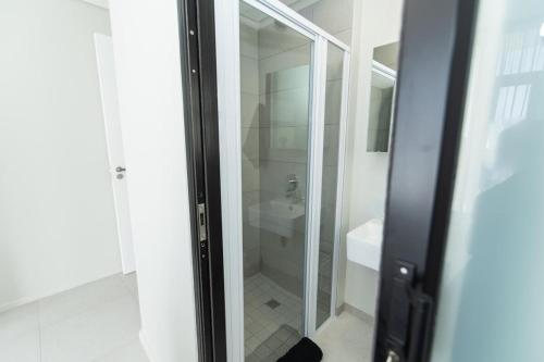 een glazen douchedeur in een badkamer met een toilet bij Bella Retreat Bellamare in Summerstrand