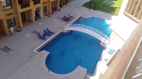 vista sul soffitto di una piscina in un edificio di Turtles Beach resort a Hurghada