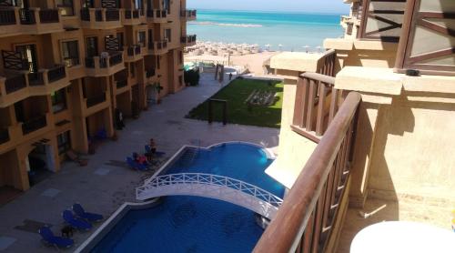 una vista dal balcone di un edificio con piscina di Turtles Beach resort a Hurghada
