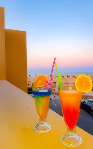 duas bebidas numa mesa com vista para a praia em Turtles Beach resort em Hurghada