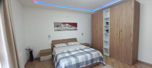 um quarto com uma cama e um tecto azul em La Nadia em Marghera