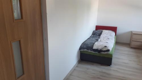 Postel nebo postele na pokoji v ubytování Tanie noclegi w Bedlnie k. Kutna