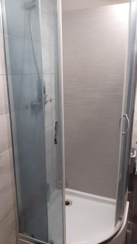 eine Dusche mit Glastür im Bad in der Unterkunft Tanie noclegi w Bedlnie k. Kutna 