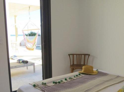 - un chapeau assis au-dessus d'un lit dans une pièce dans l'établissement Superbe Villa T5 Luxe- Piscine chauffée privée -face MER 8ERTAR7, au Barcarès
