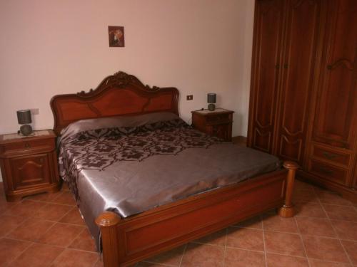 ポッリナにあるCasa Vacanze Campagna&mareのベッドルーム1室(ベッド1台、ナイトスタンド2台付)