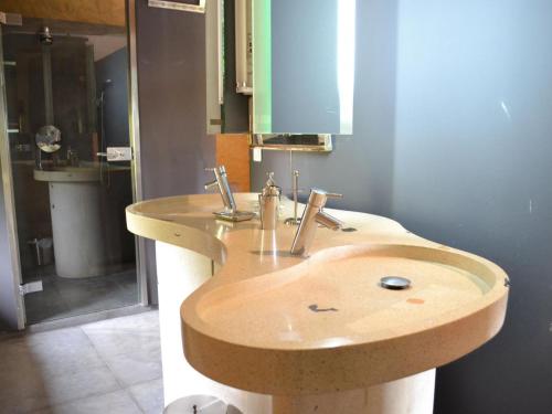 y baño con lavabo de madera y espejo. en Gîte Beaulieu-sur-Sonnette, 2 pièces, 2 personnes - FR-1-653-219, en Beaulieu-sur-Sonnette