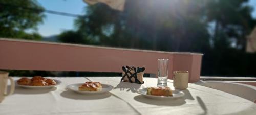 une table avec deux assiettes de nourriture dans l'établissement Daphne's apartment, à Kavala