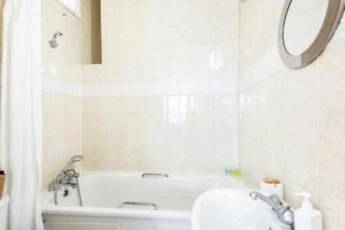 Koupelna v ubytování Ground Floor En-Suite Room with a Private Kitchen and Parking in a 5-Bedroom House at Hanwell