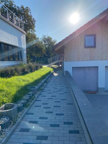 een stenen loopbrug naast een gebouw met een garage bij Ferienwohnung Valentin in Passau