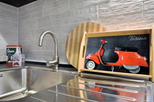 una cucina con uno scooter in miniatura in un cassetto di Special 10 - Comfort and Style in the Heart of Historic Turin Center a Torino