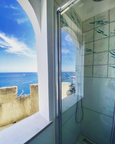 a shower with a view of the ocean at Idillioravello in Ravello