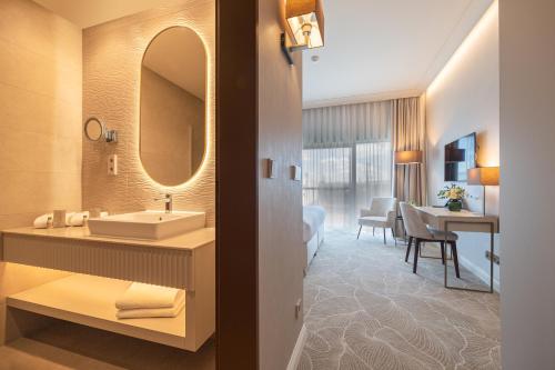 Hotel Gerardus في سيجد: حمام مع حوض ومرآة